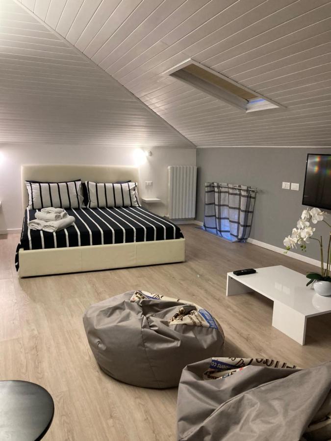 La Mansarda Di Juliette Apartamento Desenzano del Garda Exterior foto