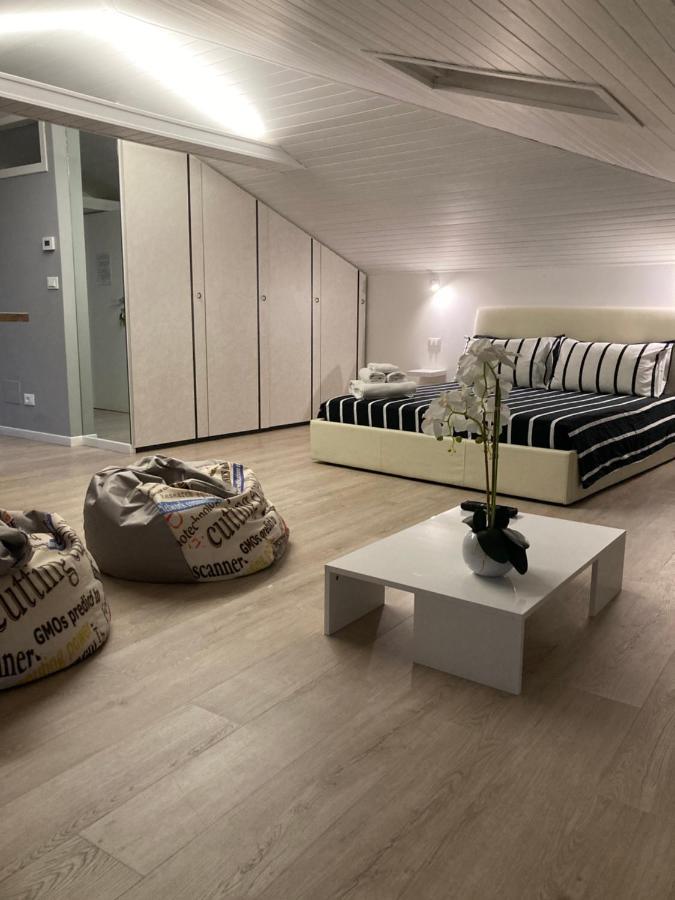 La Mansarda Di Juliette Apartamento Desenzano del Garda Exterior foto